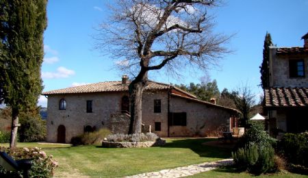 Vendita Azienda agricola VAL DI MERSE. Situata in cima all’insolito scenario delle risaie toscane e a meno di mezz’ora di...